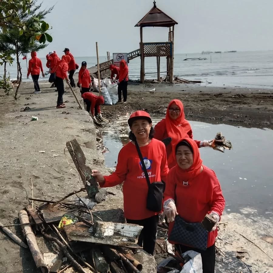 Grebek Sampah di Mangrove
